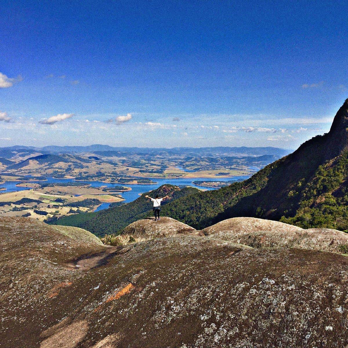 No cume do Pico do Lopo, de braços abertos diante do vale e do lago